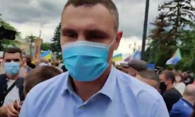 Тричі "не почув": Кличко проігнорував питання про поганий стан скляного моста