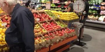 Украинцы вынуждены покупать рекордно дорогие фрукты из-за границы: свой урожай не уродил