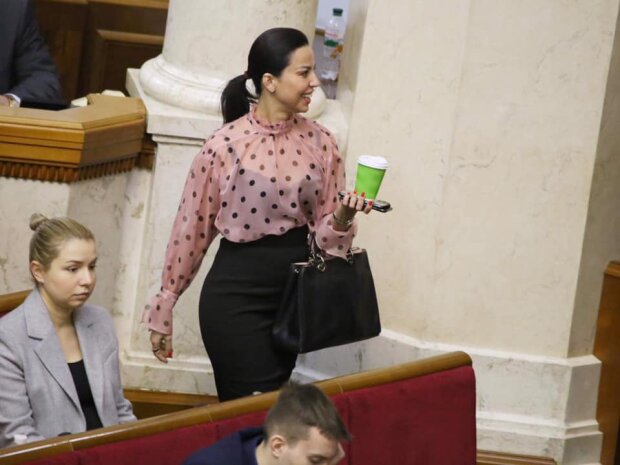 Слуга народа засветила лишнее в прозрачной блузке, скандальные кадры облетели сеть: «по-богатому»