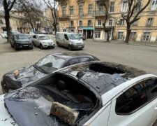 Кирпичи посыпались и изувечили машины в центре Одессы: кадры ЧП