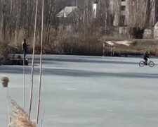"Отец года" в Харькове снимал на телефон, как сын катается по хрупкому льду: "На улице +10"