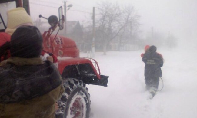Одинадцять українців опинилися у сніговій пастці на Волині: злетілися рятувальники, кадри з місця