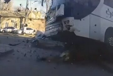 В Одессе неуправляемый автобус разгромил машины и врезался в здание: момент попал на видео