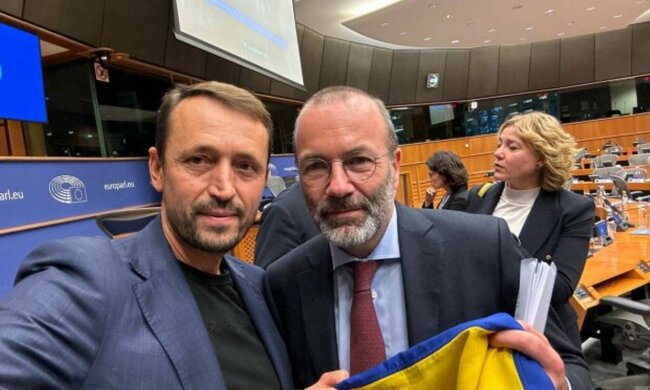 Символ перемоги добра над злом: Валерій Дубіль передав прапор України Президенту Європейської народної партії Манфреду Веберу