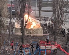 В Одессе вспыхнула палатка с людьми возле детской площадки: кадры ЧП и что известно о пострадавших