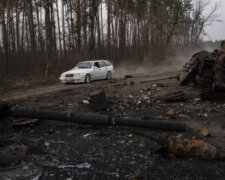 На Киевщине оккупанты расстреляли авто с матерью и ребенком: успели проехать всего 700 метров от дома