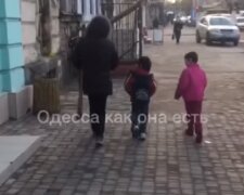 Жінку-жебрачку вивели на чисту воду в Одесі, з'явилося відео: "як тільки зміна закінчується..."