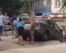 В Одесі легковик провалився в розритий колектор: кадри порятунку з пастки