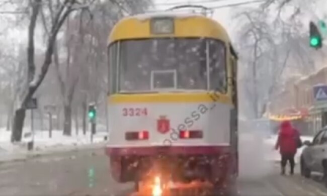 Трамвай з пасажирами загорівся в центрі Одеси: відео з місця НП