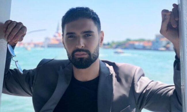 Виталий Козловский в туалете взбудоражил странной фотосессией и откровением: "Сумасшедший дом"