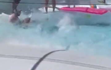 Трагедией обернулся праздник у бассейна: людей засосало в огромную воронку, момент попал на видео