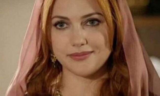 Мерьем Узерли из "Великолепного века" без косметики покорила чувственным образом: "Безумно красивая"