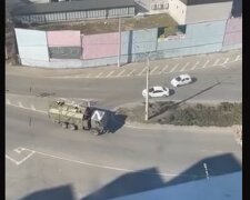 "Происходит зачистка": бегство колонны оккупантов попало на видео
