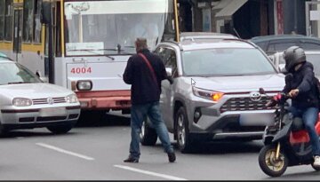 Центр Одессы застыл в пробках, движение общественного транспорта парализовано: кадры происходящего