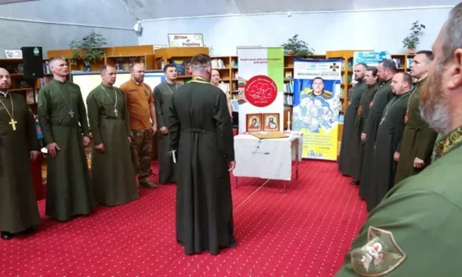 молитва у бібліотеці