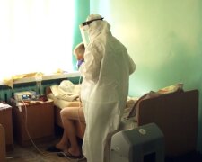 "А другим как?": спасенные от вируса пациенты разворовали аппаратуру в украинской больнице