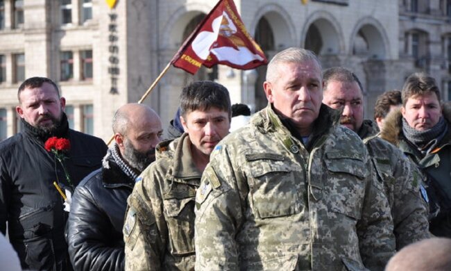 Легендарного бійця АТО ховали на колінах у Києві, ніхто не стримує сліз: кадри прощання