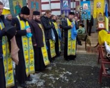 Прощались под дверью: священник УПЦ МП не разрешил отпеть Героя в храме