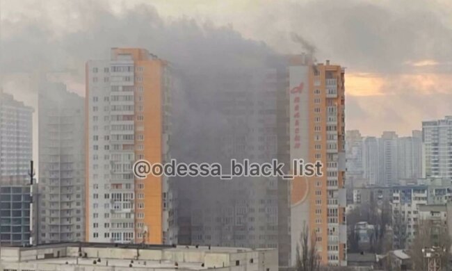 Пожежа охопила 25-поверховий будинок в Одесі, почалася термінова евакуація: відео НП