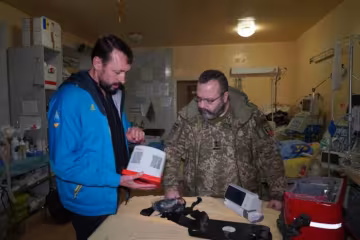 Благодійний фонд молодіжної ініціативи "Надія" передав десять апаратів для реанімаційних дій Easy Pulse для військових шпиталів
