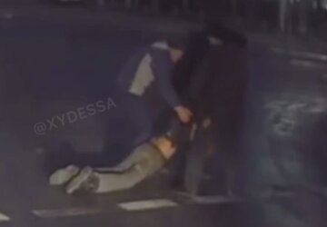 Упал посреди дороги и бился в конвульсиях: видео несчастья с мужчиной в Одессе