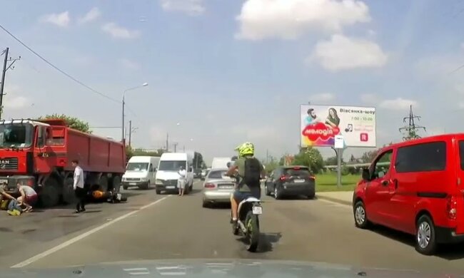 Пассажирский автобус врезался в фуру под Харьковом: кадры с места