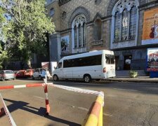 Асфальт дважды ушел под землю в центре Одессы, коммунальщики бездействуют: кадры