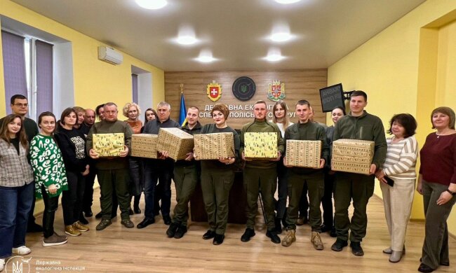 Колектив Екоінспекції Полісся передав вітання та подарунки колегам на передовій
