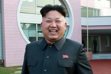 Ким Чен Ын сменил имидж и засиял голливудской улыбкой: неожиданное фото