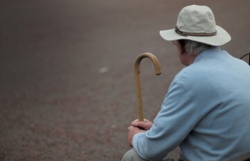 пенсионер инвалид палочка грустно