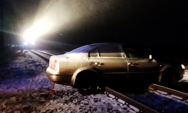 Авто застрягло на залізничних коліях, зупинивши рух поїздів: кадри й чим все обернулося