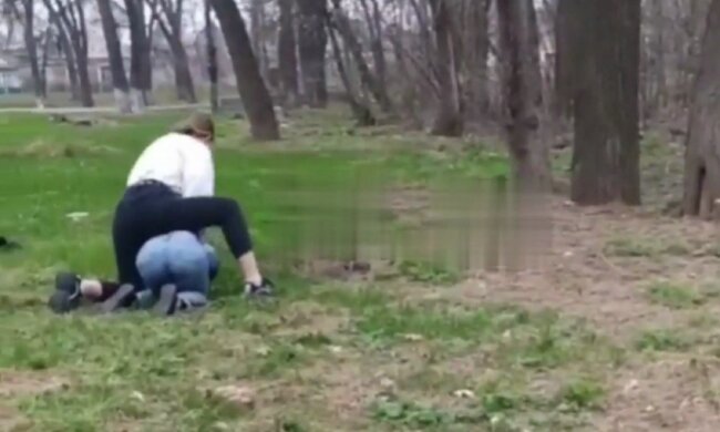 Школьницы устроили жестокое побоище из-за парня: "зрители" не вмешивались и снимали все на видео