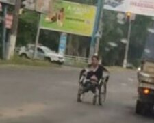 Просила милостыню: женщину в коляске сбили в Херсоне, кадры с места