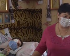 "Всі гроші пішли на операцію": українка з прикутим до ліжка сином ризикують залишитися без даху над головою