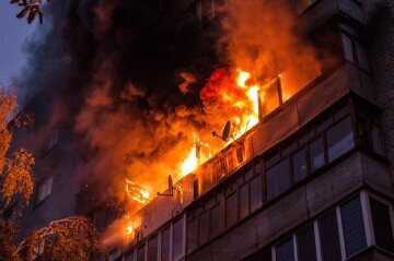 Площадь возгорания составила 40 квадратных метров. Пострадавших в огне людей нет.