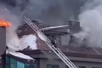 В России разгорелся очередной пожар, кадры: "пытаются погасить с ночи"