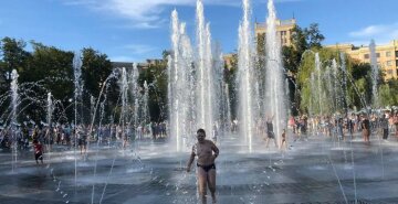 "Сухий" фонтан за 17 мільйонів гривень запрацював у Харкові: "харків'яни зібралися без..."