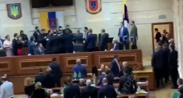 "Жінок не чіпай": в Одесі депутати мітелили один одного, відео бійки