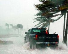 На США обрушился разрушительный ураган «Майкл», ветер сносит все на своем пути: первые кадры разрушений