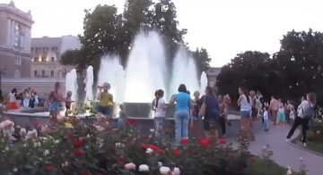 "Моря мало?": в Одессе мужчина устроил заплыв в фонтане, видео