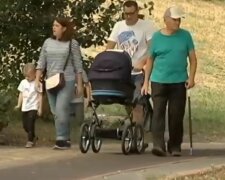 украинцы, семья с детьми, скрин, ребенок в коляске, пенсионер, дети