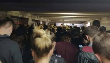 "Взяли мало скотча": украинцам показали оригинальный "ремонт" в метро Киева, фото