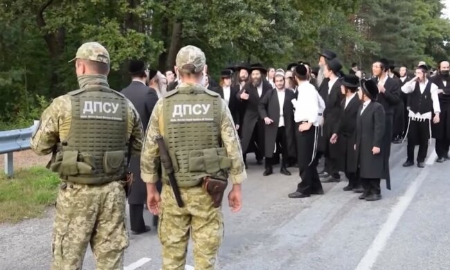 "Ой, пустіть в Україну!": хасиди терміново переодяглися в шаровари і вишиванки на кордоні, відео