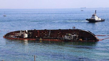 Новая беда постигла танкер "Делфи" в Одессе, видео: "придется перенести работы на весну"