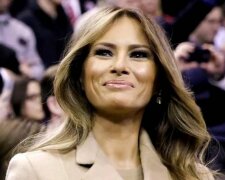 Дружина Трампа у вишуканому вбранні копалася в купі бруду перед Білим домом