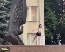 Девушка танцевала на мемориале Героям Небесной Сотни, видео: "Так выражала им уважение"