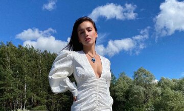 Жгучая экс-солистка «Серебро» порезвилась на траве и смутила всех видом без белья: "Греческая богиня"
