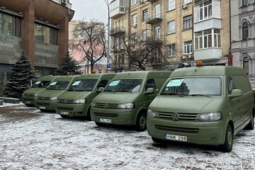 Коллектив Киевгорстроя передал автомобили для ВСУ