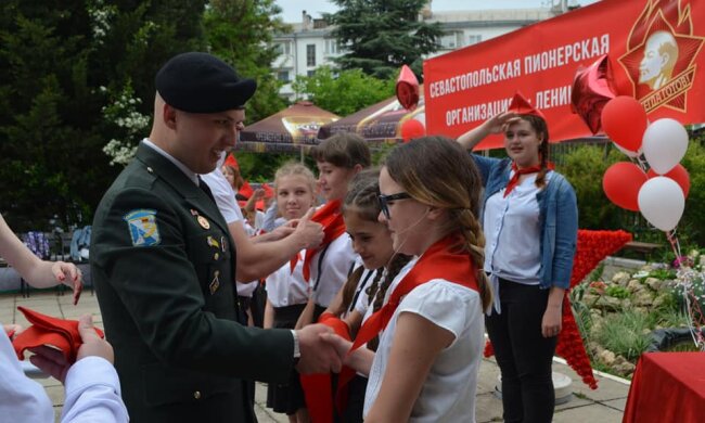 Крымских детей массово вербуют в пионеры, кадры психоза облетели сеть: «Скоро приедут в Харьков и Киев»