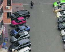 Спущенные колеса и воздушные шарики: как в Киеве "наказывают" водителей за неправильную парковку